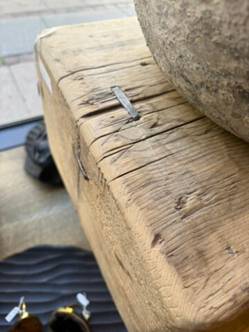 Møbel i træ