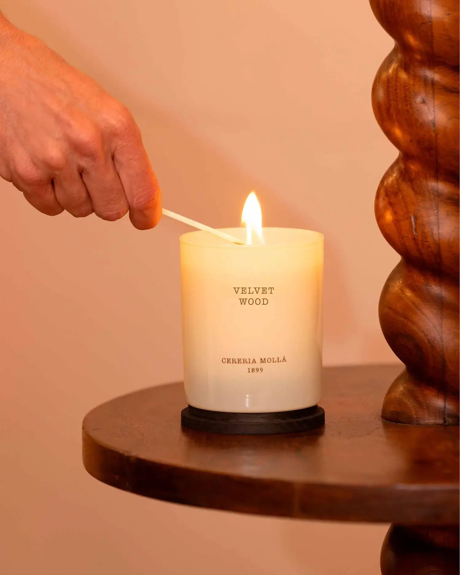Duftlys 230g - Velvet Wood
