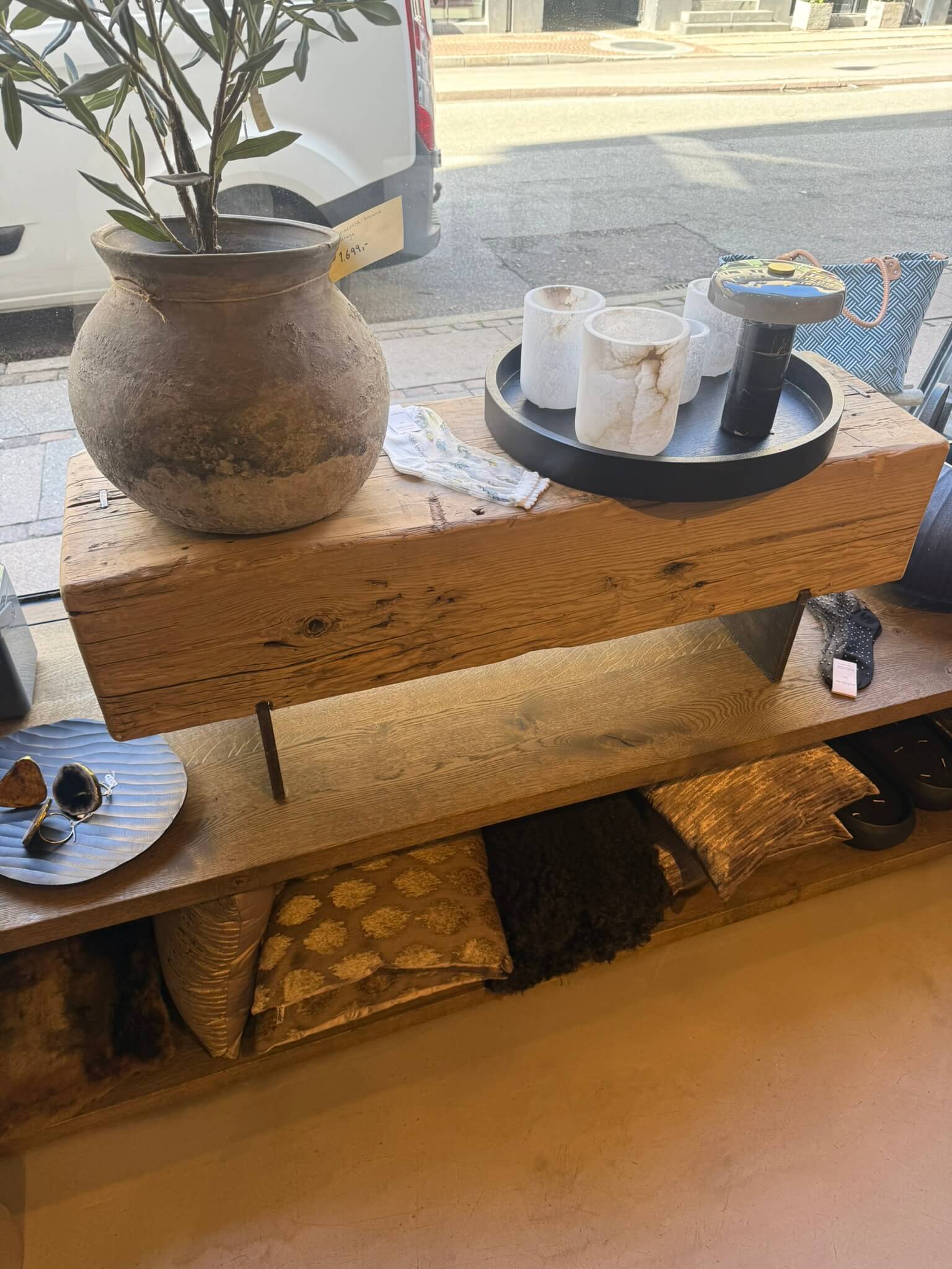 Møbel i træ