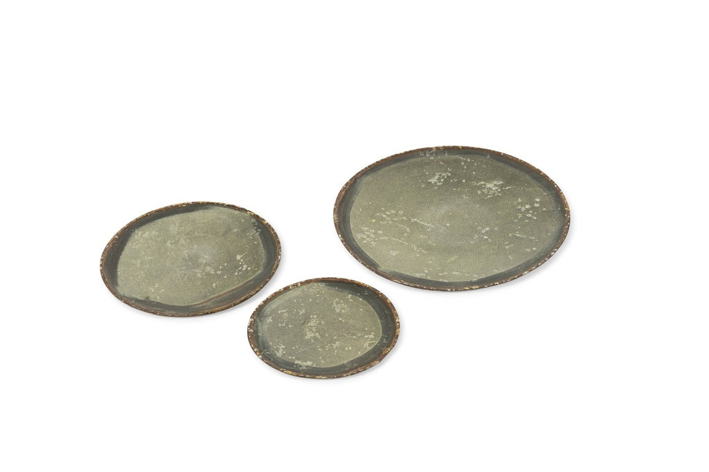 Lille lysfad i metal med grøn patina