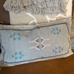 Håndlavet marrakech pude, grå/blå/rød 50x30 | Manipura Living